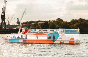 Neues Krombacher Spezi-Eventschiff im Hamburger Hafen Neues Krombacher Spezi-Eventschiff im Hamburger Hafen (Foto: Krombacher)