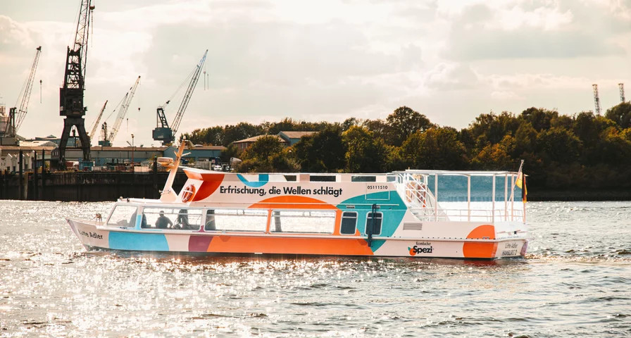 Neues Krombacher Spezi-Eventschiff im Hamburger Hafen (Foto: Krombacher) Neues Krombacher Spezi-Eventschiff im Hamburger Hafen (Foto: Krombacher)