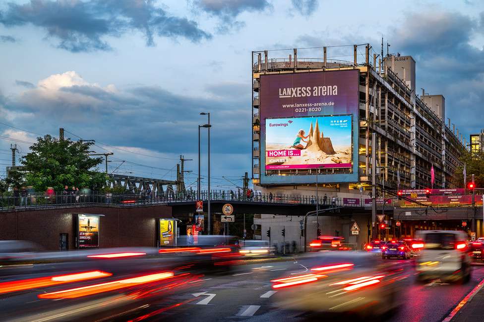 Neuer Screen an der Parkhaus-Fassade der Lanxess arena (Foto: Ströer/Tobias Schott) Neuer Screen an der Parkhaus-Fassade der Lanxess arena (Foto: Ströer/Tobias Schott)