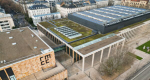 RMCC und Kurhaus Wiesbaden erneut Green Globe-zertifiziert Photovoltaik-Anlage auf dem Dach des RMCC (Foto: Marcel Waldmann/WICM)