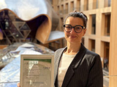 Axica erhält ISO-Zertifikat für nachhaltiges Eventmanagement Alexandra Beck mit dem neuen Zertifikat (Foto: Axica)