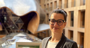 Axica erhält ISO-Zertifikat für nachhaltiges Eventmanagement Alexandra Beck mit dem neuen Zertifikat (Foto: Axica)