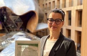 Axica erhält ISO-Zertifikat für nachhaltiges Eventmanagement Alexandra Beck mit dem neuen Zertifikat (Foto: Axica)