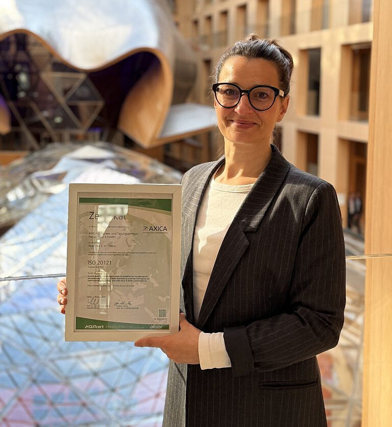 Alexandra Beck mit dem neuen Zertifikat (Foto: Axica) Alexandra Beck mit dem neuen Zertifikat (Foto: Axica)