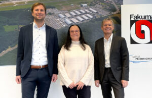 Fakuma bleibt bis 2030 bei der Messe Friedrichshafen Andreas Hein (Aufsichtsratsvorsitzender der Messe Friedrichshafen und Bürgermeister der Stadt Friedrichshafen), Bettina Schall und Klaus Wellmann (von links, Foto: Messe Friedrichshafen)