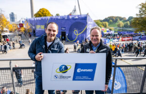 Conrad ist neuer Partner des BMW IBU Weltcup Biathlon Conrad CEO Ralf Bühler und Max Cobb von der IBU (von links, Foto: Kevin Voigt)