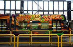 Coca-Cola schickt die Peace Tea Urban Art-Tram durch Zürich Peace Tea Urban Art-Tram (Fotos: The Coca-Cola Company)