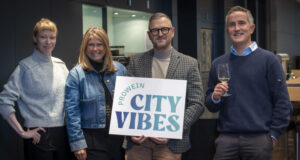 City Vibes: ProWein setzt auf urbane Impulse in Düsseldorf Fleur Förster, Nicole Funke und Frank Schindler von der ProWein mit Hendrik Schellkes von der Agentur Wellfairs (von links, Foto: Constanze Tillmann)