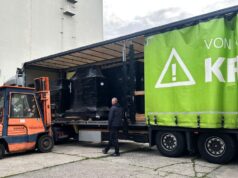 Trash Galore bereitet Fairnet-Messestandmaterial auf (Foto: Fairnet)