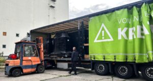 Trash Galore bereitet Fairnet-Messestandmaterial auf (Foto: Fairnet)