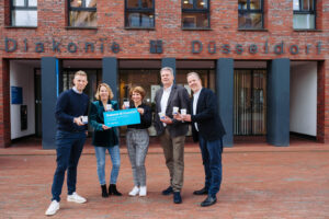 Thomas Franken (Messe Düsseldorf), Sonja Laudin (Diakonie Düsseldorf), Dzenita Antunovic (Borealis), Philip Knapen (Borealis) und Mario Nickel (Fortesnickel) (von links, Foto: Messe Düsseldorf)