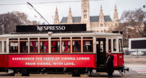 Nespresso verwandelt Wiener Straßenbahn in mobiles Kaffeehaus Mobiles Nespresso-Kaffeehaus (Fotos: FRBMedia MoritzScheibenreif)