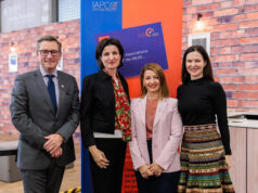 IAPCO und Wien starten Destinationspartnerschaft IAPCO CEO Martin Boyle, Anita Paic vom Vienna Convention Bureau, IAPCO-Präsidentin Sissi Lignou und Marina Knittel vom Vienna Convention Bureau bei der IBTM 2025 (von links, Foto: IAPCO)
