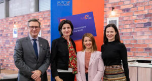 IAPCO und Wien starten Destinationspartnerschaft IAPCO CEO Martin Boyle, Anita Paic vom Vienna Convention Bureau, IAPCO-Präsidentin Sissi Lignou und Marina Knittel vom Vienna Convention Bureau bei der IBTM 2025 (von links, Foto: IAPCO)
