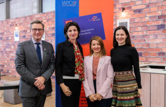 IAPCO und Wien starten Destinationspartnerschaft IAPCO CEO Martin Boyle, Anita Paic vom Vienna Convention Bureau, IAPCO-Präsidentin Sissi Lignou und Marina Knittel vom Vienna Convention Bureau bei der IBTM 2025 (von links, Foto: IAPCO)