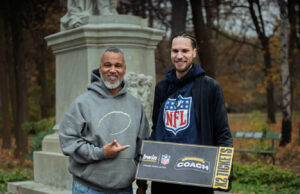 Wie WWP und bwin die Fans beim NFL Berlin Game aktivierten Catch the Coach mit Patrick Esume (Foto: bwin/WWP)