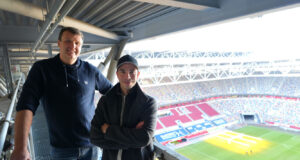 D.Live erhält ISO 50001-Zertifizierung für seine Venues Christian Pasch mit Patricio Valtonen (von links, Foto: D.Live)