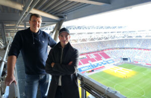 D.Live erhält ISO 50001-Zertifizierung für seine Venues Christian Pasch mit Patricio Valtonen (von links, Foto: D.Live)