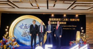 Messe München feiert 25 Jahre Präsenz in China Evan Sha (President und CEO Messe Muenchen Shanghai), Dr. Reinhard Pfeiffer und Stefan Rummel, Jan Rohde (CFO & Deputy Managing Director Messe Muenchen Shanghai) (von links, Foto: Messe München)