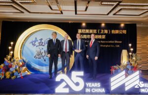 Messe München feiert 25 Jahre Präsenz in China Evan Sha (President und CEO Messe Muenchen Shanghai), Dr. Reinhard Pfeiffer und Stefan Rummel, Jan Rohde (CFO & Deputy Managing Director Messe Muenchen Shanghai) (von links, Foto: Messe München)