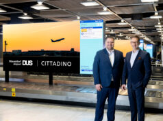 Cittadino vermarktet neue LED-Walls im Flughafen Düsseldorf Christian Krämer von Cittadino mit Lars Redeligx vom Düsseldorfer Flughafen (Foto: Flughafen Düsseldorf/Andreas Wiese)