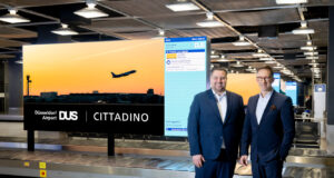 Cittadino vermarktet neue LED-Walls im Flughafen Düsseldorf Christian Krämer von Cittadino mit Lars Redeligx vom Düsseldorfer Flughafen (Foto: Flughafen Düsseldorf/Andreas Wiese)