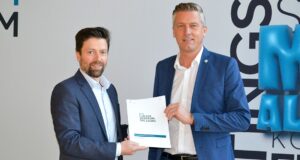 Messezentrum Salzburg verlängert Vertrag mit Standout Gerald Klaushofer und Alexander Kribus (von links, Foto: MZS/Sarah Fellner/FRB Media)