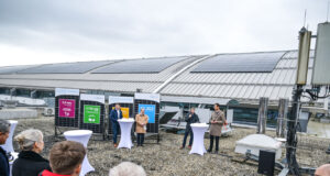 Messe Friedrichshafen: Photovoltaik-Dachanlage geht ans Netz Einweihung der neuen Photovoltaik-Dachanlage (Foto: Messe Friedrichshafen)