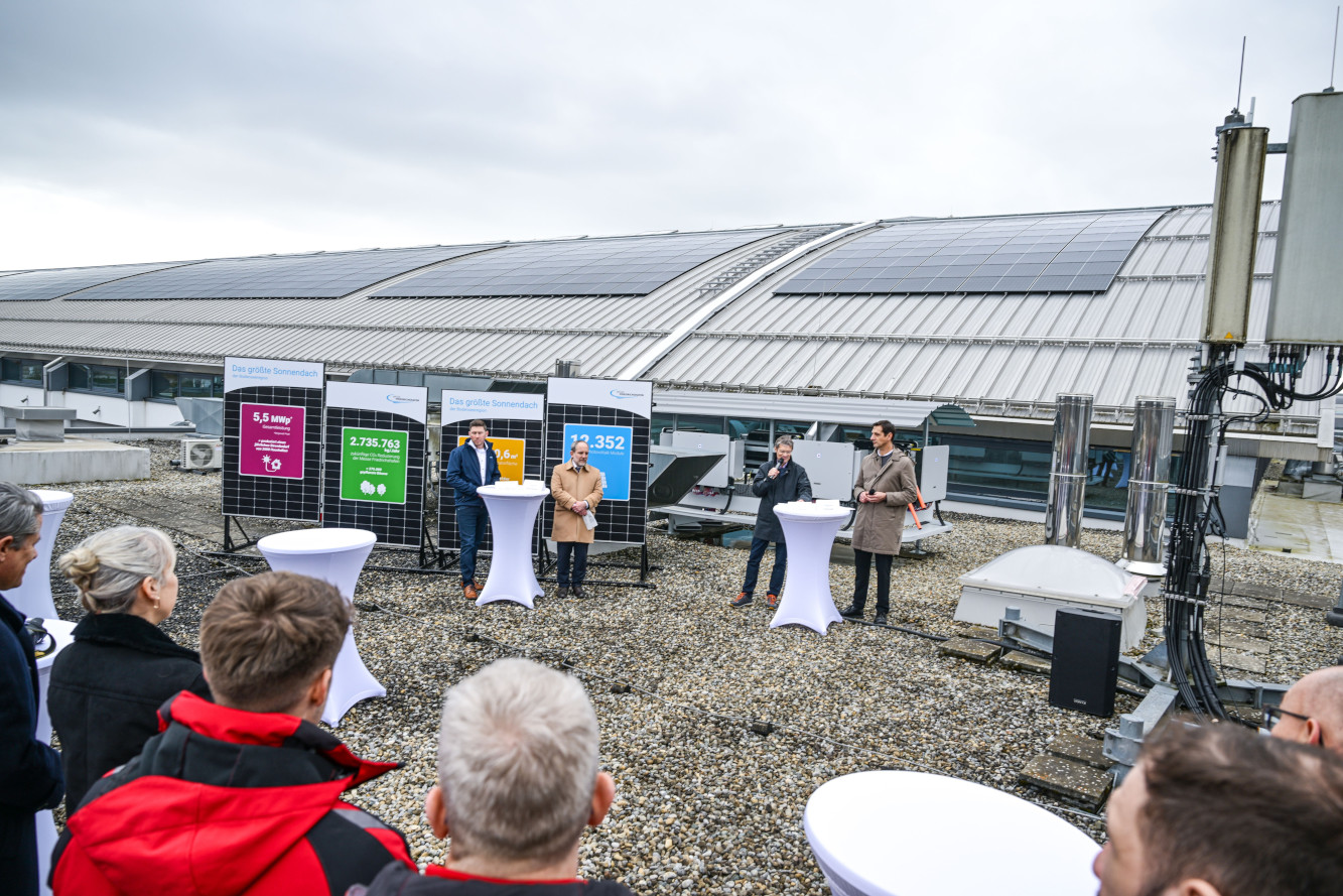 Einweihung der neuen Photovoltaik-Dachanlage (Foto: Messe Friedrichshafen) Einweihung der neuen Photovoltaik-Dachanlage (Foto: Messe Friedrichshafen)