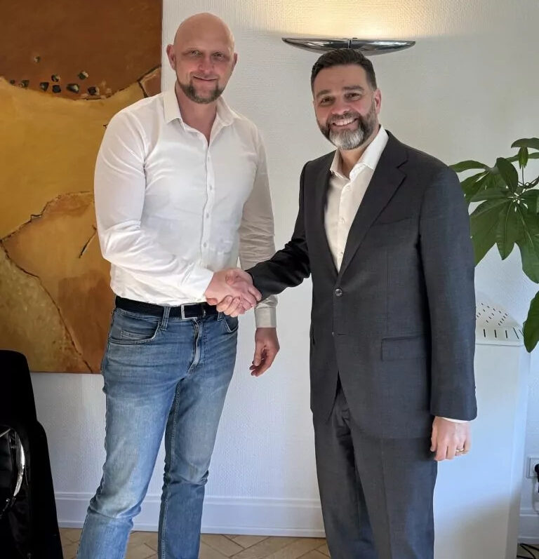 Oliver Kersten mit Dr. Boris Westerfeld, COO der Stölting Service Group (von links, Foto: Stölting) Oliver Kersten mit Dr. Boris Westerfeld, COO der Stölting Service Group (von links, Foto: Stölting)