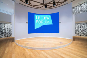 Samsung, Sonus und Peerless-AV realisieren LED-Wand im LBBW-Forum