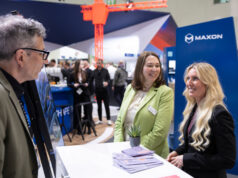 Messe München: Neue Projektleitung für die digitalBAU Saskia Rettenbacher (mitte, Foto: Messe München)