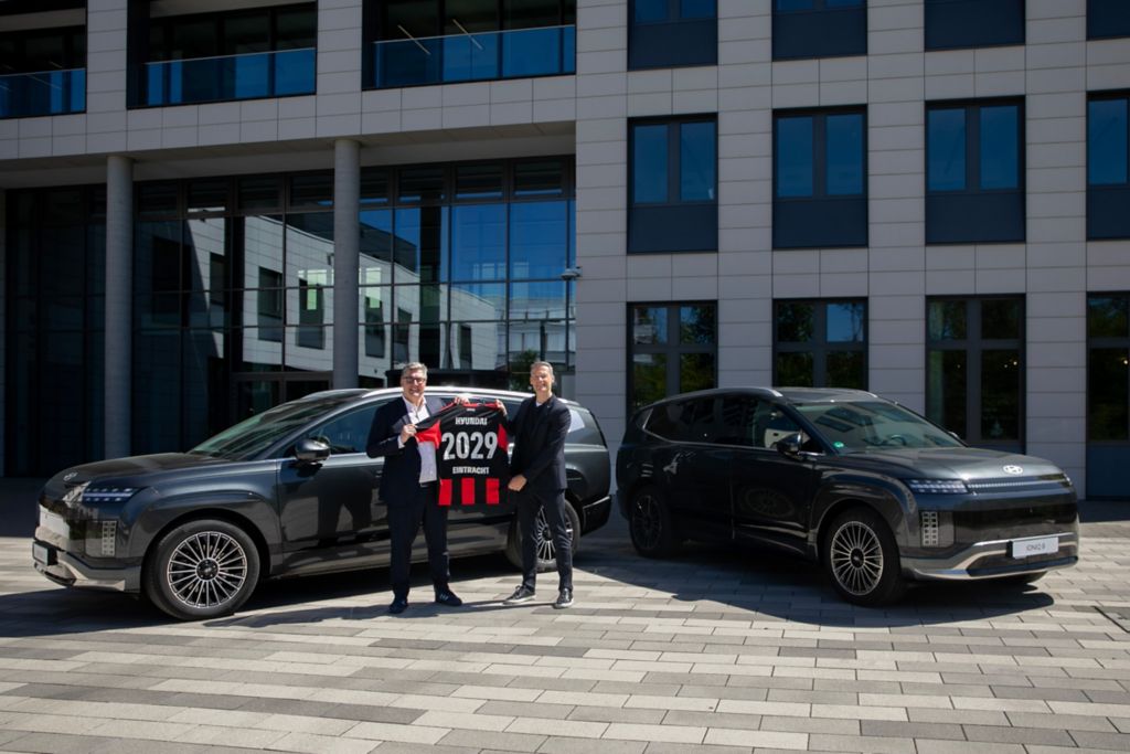 Hyundai und Eintracht Frankfurt verlängern Partnerschaft bis 2029 (Foto: Hyundai) Hyundai und Eintracht Frankfurt verlängern Partnerschaft bis 2029 (Foto: Hyundai)