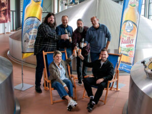 hinten von links: Achim Ostertag, Holger Schmidt, Alex Härtel (Silverdust) und Jörg Wörsdörfer (Gastro Gang) mit Katja Walther und Alexander Elf (beide Event Mönchshof Brauspezialitäten) (Foto: Mönchshof BrauSpezialitäten)