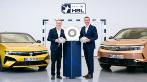HBL-Geschäftsführer Frank Bohmann mit Opel Deutschland-Chef Patrick Dinger (von links, Foto: Stellantis Germany)