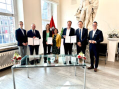 Düsseldorf Congress holt Chirurgie-Kongress EAES 2027 ins CCD Kai Opitz (Düsseldorf Congress), Arjan Appel (EAES), Prof. Dr. Nicole Bouvy (EAES), Maria Kofidou (Düsseldorf Congress), OB Dr. Stephan Keller, Prof. Felix Nickel (EAES) und Jens Ihsen (Visit Düsseldorf) (von links, Foto: Düsseldorf Congress)