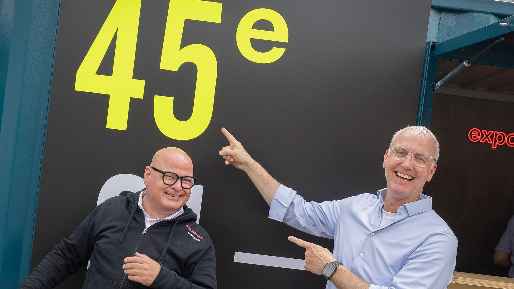 Andreas Weber und Gerald Ambrozus bei der Feier zum 45. Geburtstag (von links, Foto: expopartner) Andreas Weber und Gerald Ambrozus bei der Feier zum 45. Geburtstag (von links, Foto: expopartner)