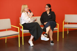 Anke Müller im Gespräch mit Rosalin-Christine Lange (von links, Foto: Ulf Schaumlöffel)