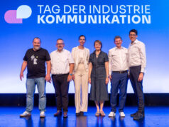Vorstandswechsel beim bvik: Pfeil übergibt an Lammers Neuer bvik-Vorstand auf Bühne des TIK 2026 (Foto: ClicClic)