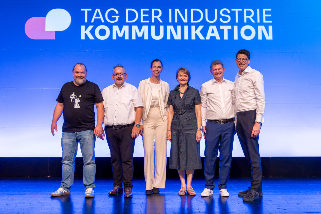 Neuer bvik-Vorstand auf Bühne des TIK 2026 (Foto: ClicClic) Neuer bvik-Vorstand auf Bühne des TIK 2026 (Foto: ClicClic)