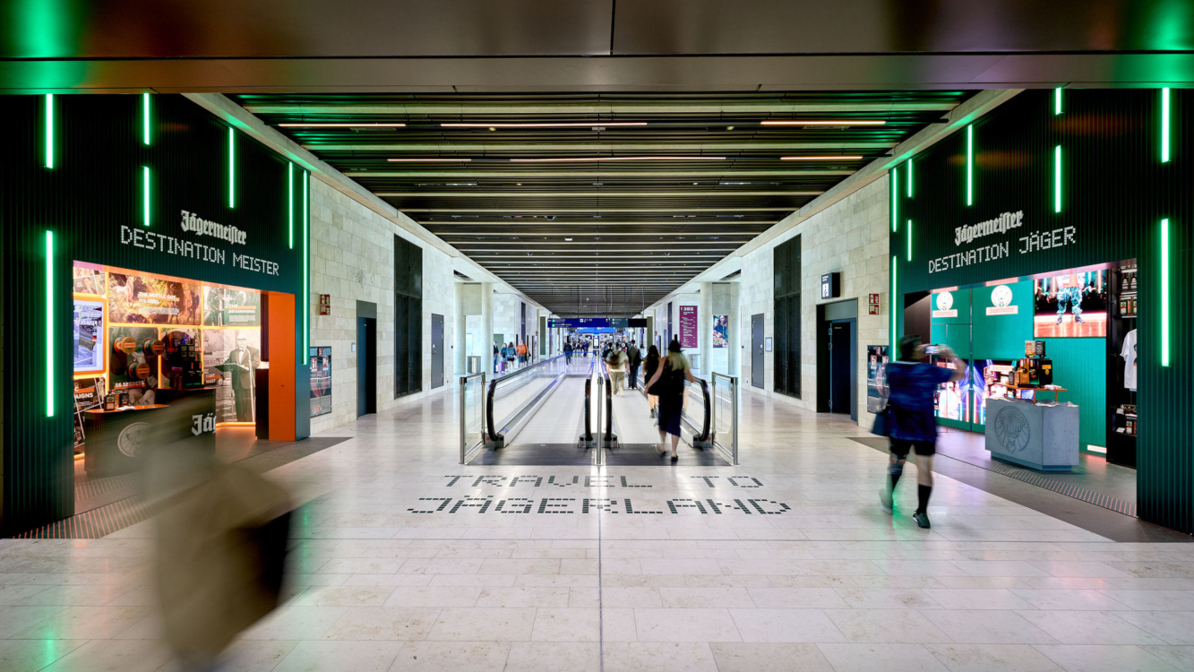 Immersive Jägermeister-Markenfläche im Frankfurter Flughafen (Fotos: Mast-Jägermeister) Immersive Jägermeister-Markenfläche im Frankfurter Flughafen (Fotos: Mast-Jägermeister)