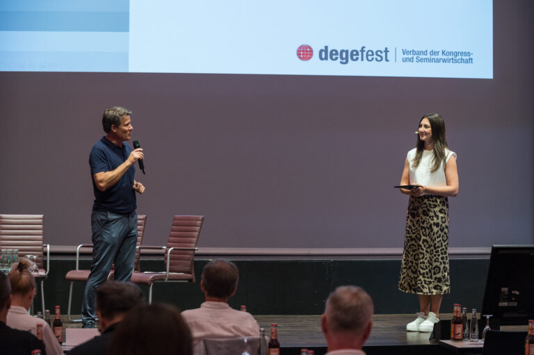 Markus Brandt vom degefest mit Moderatorin Louisa Schlang (Foto: degefest) Markus Brandt vom degefest mit Moderatorin Louisa Schlang (Foto: degefest)