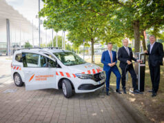NürnbergMesse: Ausbau der E-Mobilität schreitet voran Marcus König, Albert Füracker und Peter Ottmann (von links, Foto: Ralf Rödel/NürnbergMesse)