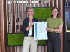 Erstes TÜV SÜD ISO 20121-Zertifikat an marbet übergeben Susanne von Ciriacy-Laumann von marbet mit Dr. Alice Beining, Fachliche Leiterin der Product Line Sustainability bei TÜV SÜD (Foto: TÜV SÜD)