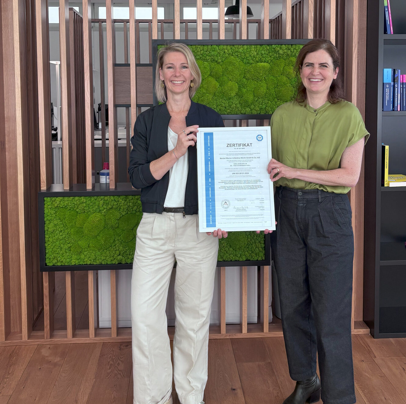 Susanne von Ciriacy-Laumann von marbet mit Dr. Alice Beining, Fachliche Leiterin der Product Line Sustainability bei TÜV SÜD (Foto: TÜV SÜD) Susanne von Ciriacy-Laumann von marbet mit Dr. Alice Beining, Fachliche Leiterin der Product Line Sustainability bei TÜV SÜD (Foto: TÜV SÜD)