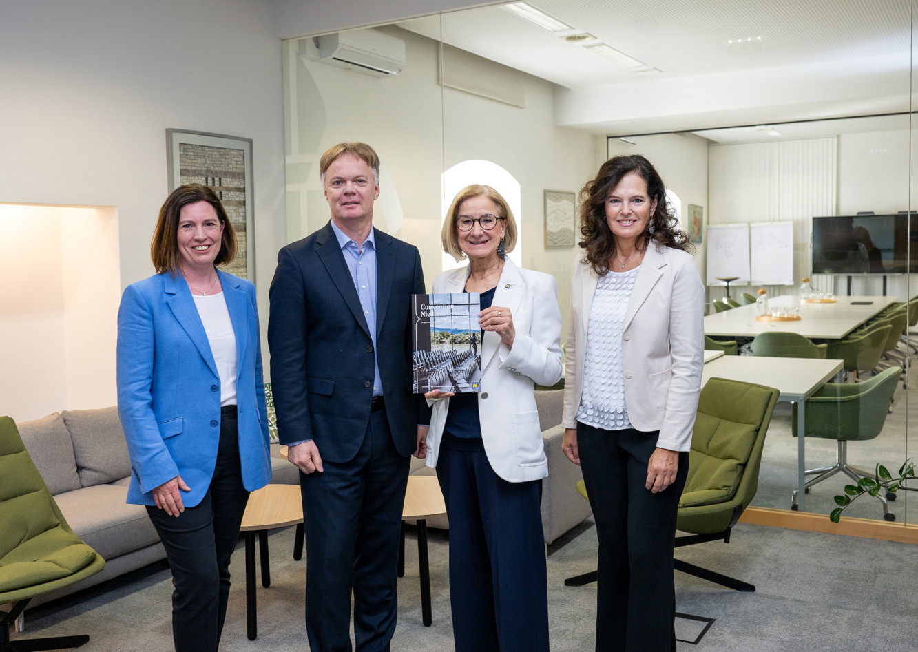 Maria-Luise Fröch (Convention Bureau Niederösterreich), Michael Duscher (Geschäftsführer der Niederösterreich Werbung), Landeshauptfrau Johanna Mikl-Leitner, Edith Mader (Leiterin des Convention Bureau Niederösterreich) (von links, Foto: NLK Burchhart) Maria-Luise Fröch (Convention Bureau Niederösterreich), Michael Duscher (Geschäftsführer der Niederösterreich Werbung), Landeshauptfrau Johanna Mikl-Leitner, Edith Mader (Leiterin des Convention Bureau Niederösterreich) (von links, Foto: NLK Burchhart)