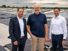 Messe Düsseldorf: Neue Photovoltaikanlage nimmt Betrieb auf Jan Maier (Schoenergie), Clemens Hauser (Messe Düsseldorf) und Marc Bonertz (Stadtwerke Trier) auf dem Hallendach (von links, Foto: Messe Düsseldorf/Arne Birken)