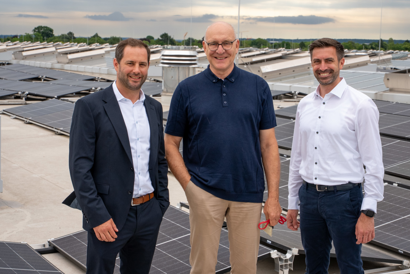 Jan Maier (Schoenergie), Clemens Hauser (Messe Düsseldorf) und Marc Bonertz (Stadtwerke Trier) auf dem Hallendach (von links, Foto: Messe Düsseldorf/Arne Birken) Jan Maier (Schoenergie), Clemens Hauser (Messe Düsseldorf) und Marc Bonertz (Stadtwerke Trier) auf dem Hallendach (von links, Foto: Messe Düsseldorf/Arne Birken)