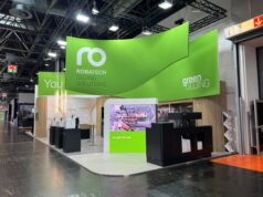 Deckenbanner als Gestaltungsebene für Robatech-Messestand