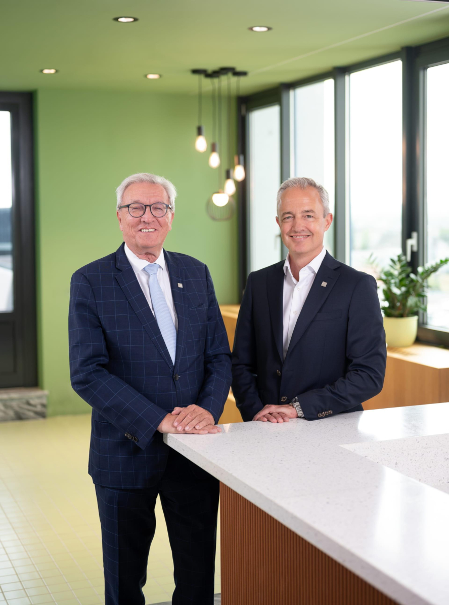 Silvio Kirchmair mit Christian Herbinger (von links, Foto: Umdasch Group) Silvio Kirchmair mit Christian Herbinger (von links, Foto: Umdasch Group)
